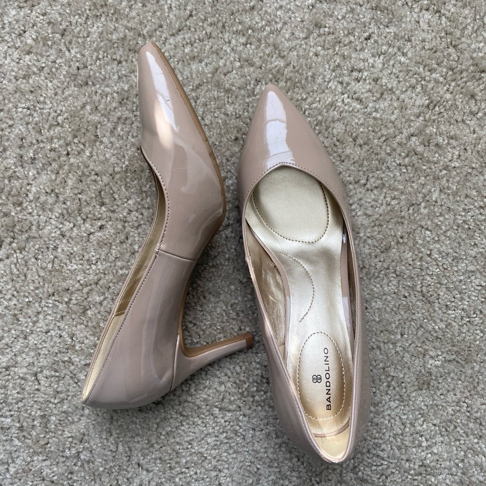 NWOT Bandolino Tan Heels